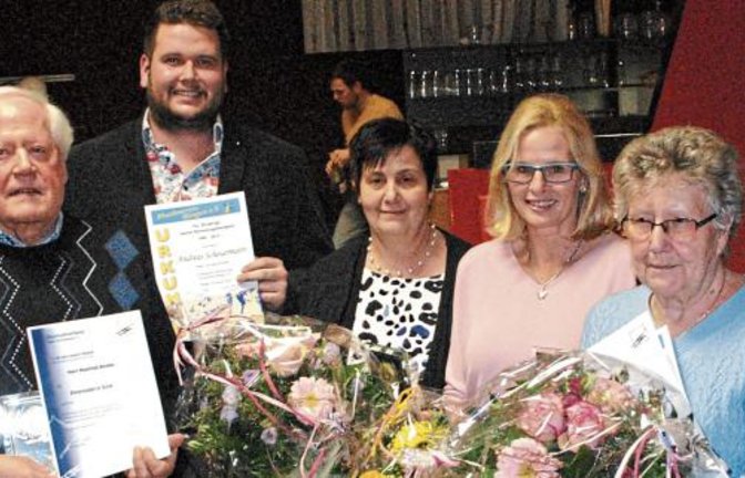 Bürgermeister Harald Eiberger (v. l.) und Stefan Dagenbach ehrten Manfred Binder, Andreas Scheuermann, Petra Santi, Martina Mantai, Brigitte Fesel und Reimund Scheytt für ihre langjährige Mitgliedschaft beim Musikverein Illingen. Foto: Stahlfeld