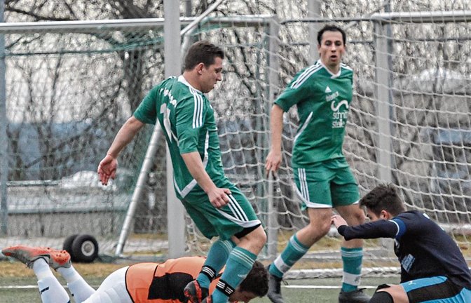 Kirchheims Torwart Yannik Frey wirft sich in letzter Sekunden auf den Ball, bevor Iptingens Marcel Gerschwitz (Mitte) ihn einschiebt. Foto: Leitner
