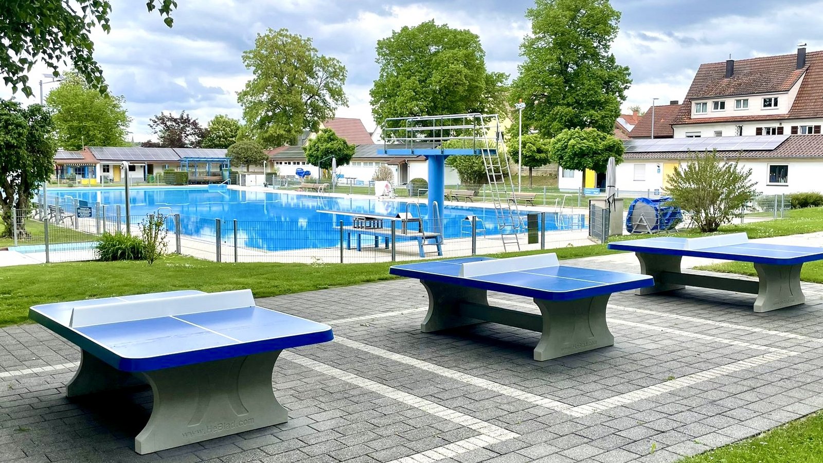 Die neuen Tischtennisplatten stehen im Schloss-Freibad Sachsenheim bereit.  Foto: Trägerverein Schloss-Freibad Sachsenheim