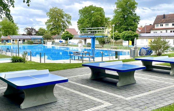 Die neuen Tischtennisplatten stehen im Schloss-Freibad Sachsenheim bereit.  <span class='image-autor'>Foto: Trägerverein Schloss-Freibad Sachsenheim</span>