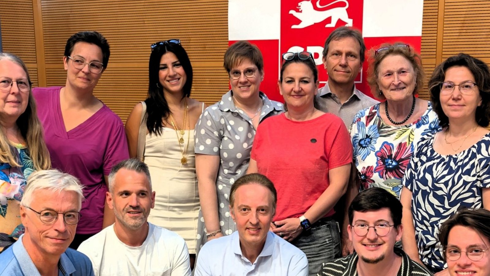 Der neu gewählte Kreisvorstand der SPD um ihren Vorsitzenden Macit Karaahmetoglu (vorne in der Mitte).  Foto: p