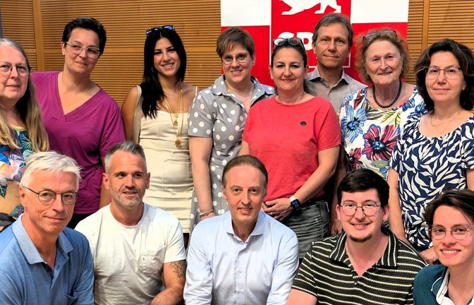 Der neu gewählte Kreisvorstand der SPD um ihren Vorsitzenden Macit Karaahmetoglu (vorne in der Mitte).  <span class='image-autor'>Foto: p</span>
