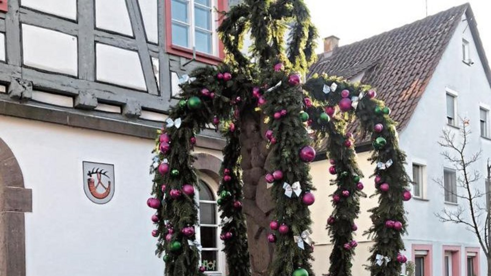 Kein Weihnachtsmarkt, aber ein Weihnachtsbrunnen in Horrheim. Foto: p