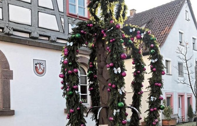 Kein Weihnachtsmarkt, aber ein Weihnachtsbrunnen in Horrheim. Foto: p