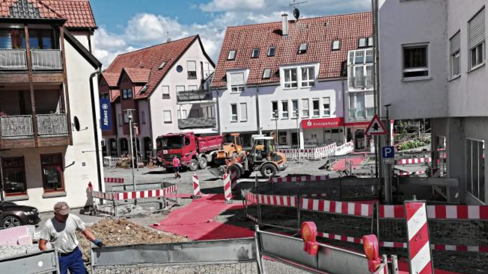 Sersheim im Umbruch. Am Ortszentrum wird heftig gebaut – mit Stil. Für die Fußgänger ist der Rote Teppich ausgelegt.  Foto: Arning