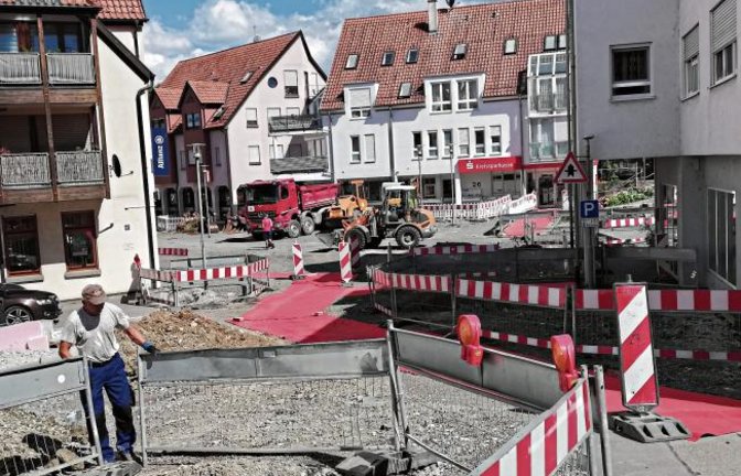 Sersheim im Umbruch. Am Ortszentrum wird heftig gebaut – mit Stil. Für die Fußgänger ist der Rote Teppich ausgelegt.  Foto: Arning