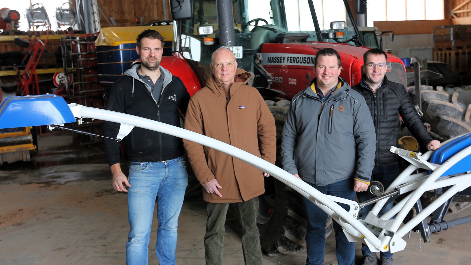 Modernste Technik für die Landwirtschaft: Vorne am Schlepper wird mit dem Sensor der Stickstoffgehalt gemessen, hinten aus dem Behälter fällt die genau dosierte Menge Düngemittel. Auf den Kreisbauerntag am Freitag freuen sich (von links) Christian Hangstörfer, Kreisgeschäftsführer Jan Schwarting und die stellvertretenden Vorsitzenden Florian Petschl und Michael Kinzinger. Foto: Küppers Modernste Technik für die Landwirtschaft: Vorne am Schlepper wird mit dem Sensor der Stickstoffgehalt gemessen, hinten aus dem Behälter fällt die genau dosierte Menge Düngemittel. Auf den Kreisbauerntag am Freitag freuen sich (von links) Christian Hangstörfer, Kreisgeschäftsführer Jan Schwarting und die stellvertretenden Vorsitzenden Florian Petschl und Michael Kinzinger. Foto: Küppers