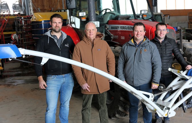Modernste Technik für die Landwirtschaft: Vorne am Schlepper wird mit dem Sensor der Stickstoffgehalt gemessen, hinten aus dem Behälter fällt die genau dosierte Menge Düngemittel. Auf den Kreisbauerntag am Freitag freuen sich (von links) Christian Hangstörfer, Kreisgeschäftsführer Jan Schwarting und die stellvertretenden Vorsitzenden Florian Petschl und Michael Kinzinger.   <span class='image-autor'>Foto: Küppers</span>