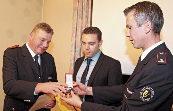 Armin Schmid (links) erhält das Ehrenzeichen in Gold.  Fotos: Gergen