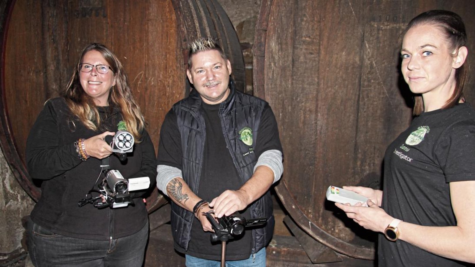 Sonja Runde, Michael Böhm und Sandra Schick (von links) machen sich im Fasskeller des Schlosses auf Geistersuche.  Fotos: Banholzer