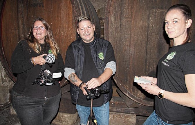 Sonja Runde, Michael Böhm und Sandra Schick (von links) machen sich im Fasskeller des Schlosses auf Geistersuche.  Fotos: Banholzer