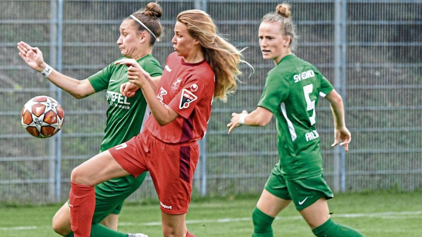 Maria Weinreuter (Mitte) und der FV Löchgau sind gegen den Regionalligisten SV Alberweiler der Außenseiter. Doch genau das sehen die FVL-Fußballerinnen als Chance. Foto: Leitner Maria Weinreuter (Mitte) und der FV Löchgau sind gegen den Regionalligisten SV Alberweiler der Außenseiter. Doch genau das sehen die FVL-Fußballerinnen als Chance. Foto: Leitner