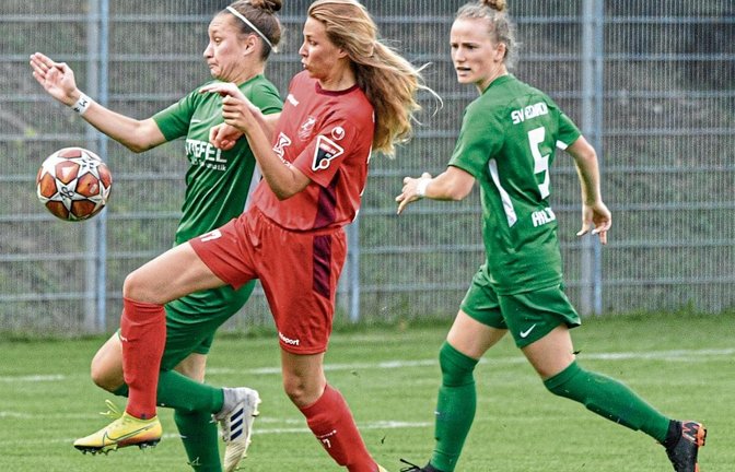 Maria Weinreuter (Mitte) und der FV Löchgau sind gegen den Regionalligisten SV Alberweiler der Außenseiter. Doch genau das sehen die FVL-Fußballerinnen als Chance.  Foto: Leitner