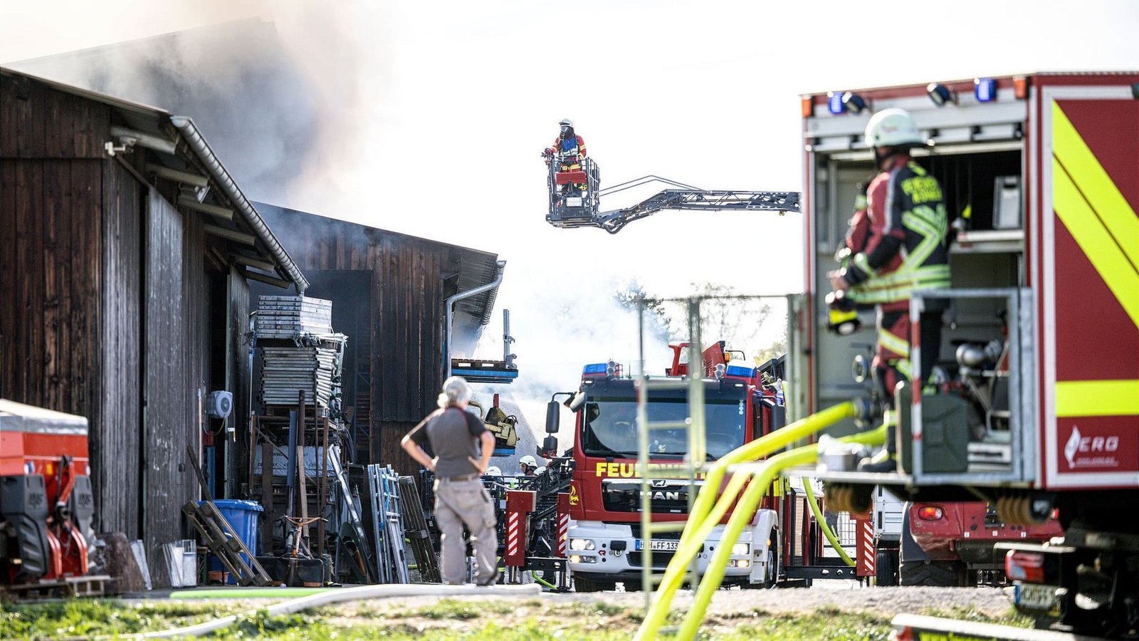 Nach ersten Erkenntnissen verendeten bei dem Feuer etwa 600 Gänse und Hühner.Nicklas Walther/onw-images/dpa Nach ersten Erkenntnissen verendeten bei dem Feuer etwa 600 Gänse und Hühner.Nicklas Walther/onw-images/dpa