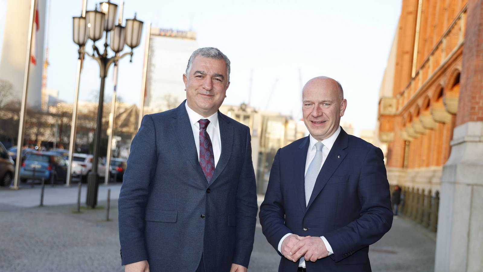 Der türkische Botschafter in Deutschland (Links) neben dem Berliner Oberbürgermeister Kai Wegner. (Archivbild)Foto: IMAGO/Frank Gaeth/IMAGO/Frank Gaeth Der türkische Botschafter in Deutschland (Links) neben dem Berliner Oberbürgermeister Kai Wegner. (Archivbild)Foto: IMAGO/Frank Gaeth/IMAGO/Frank Gaeth