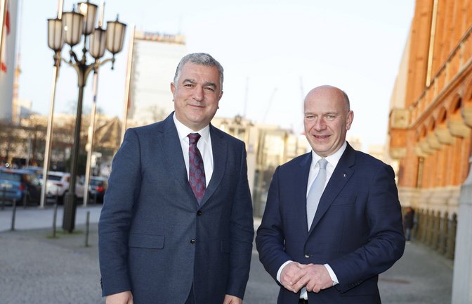Der türkische Botschafter in Deutschland (Links) neben dem Berliner Oberbürgermeister Kai Wegner. (Archivbild)<span class='image-autor'>Foto: IMAGO/Frank Gaeth/IMAGO/Frank Gaeth</span>