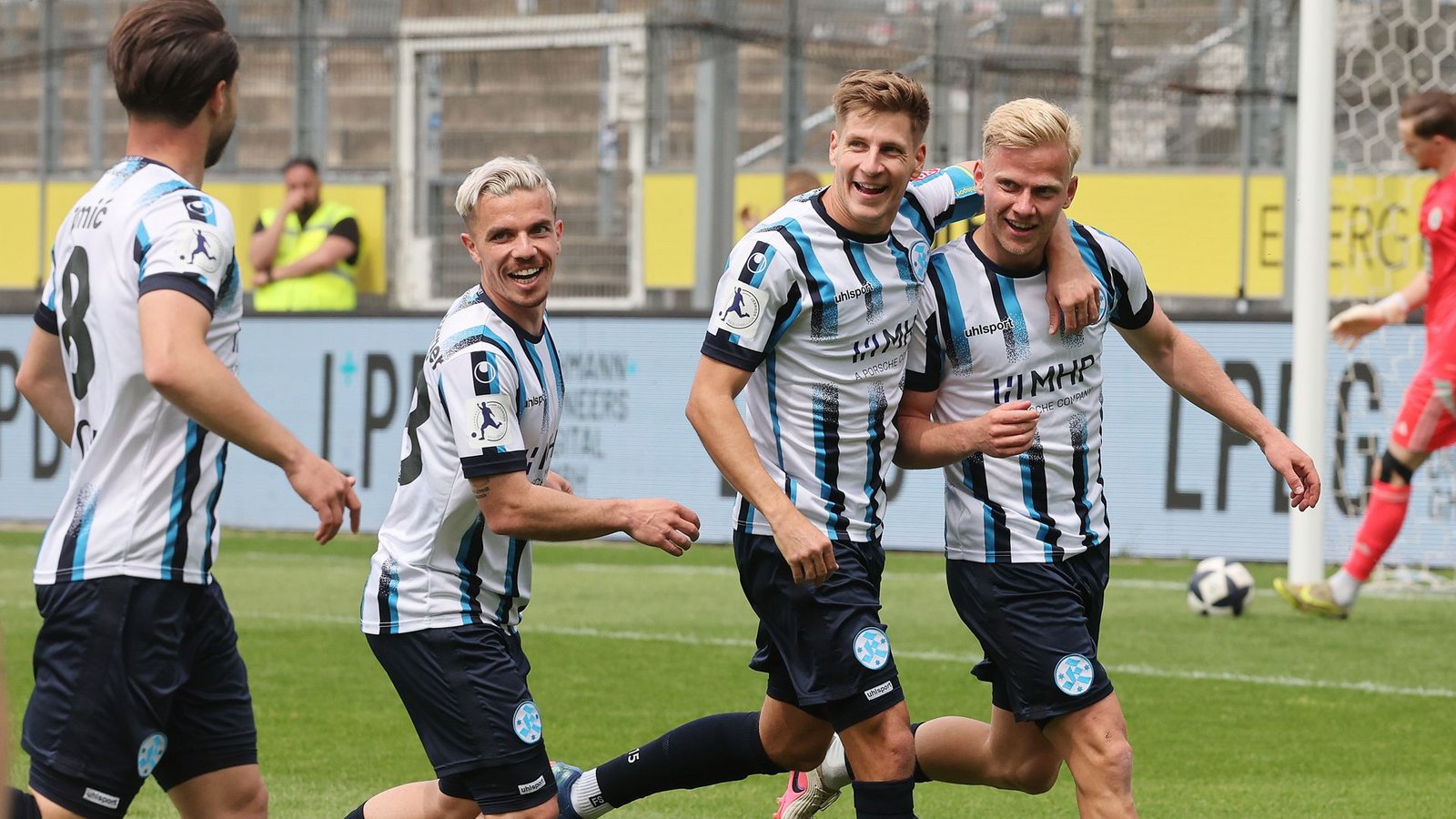 Kickers-Jubel: David Tomic, Christian Mauersberger, Nico Blank und Per Lockl (v.li.).Foto: Baumann/Hansi Britsch Kickers-Jubel: David Tomic, Christian Mauersberger, Nico Blank und Per Lockl (v.li.).Foto: Baumann/Hansi Britsch