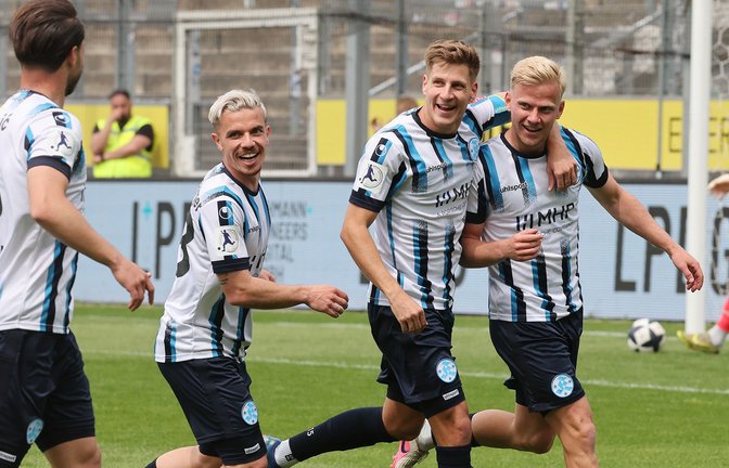 Kickers-Jubel: David Tomic, Christian Mauersberger, Nico Blank und Per Lockl  (v.li.).<span class='image-autor'>Foto: Baumann/Hansi Britsch</span>