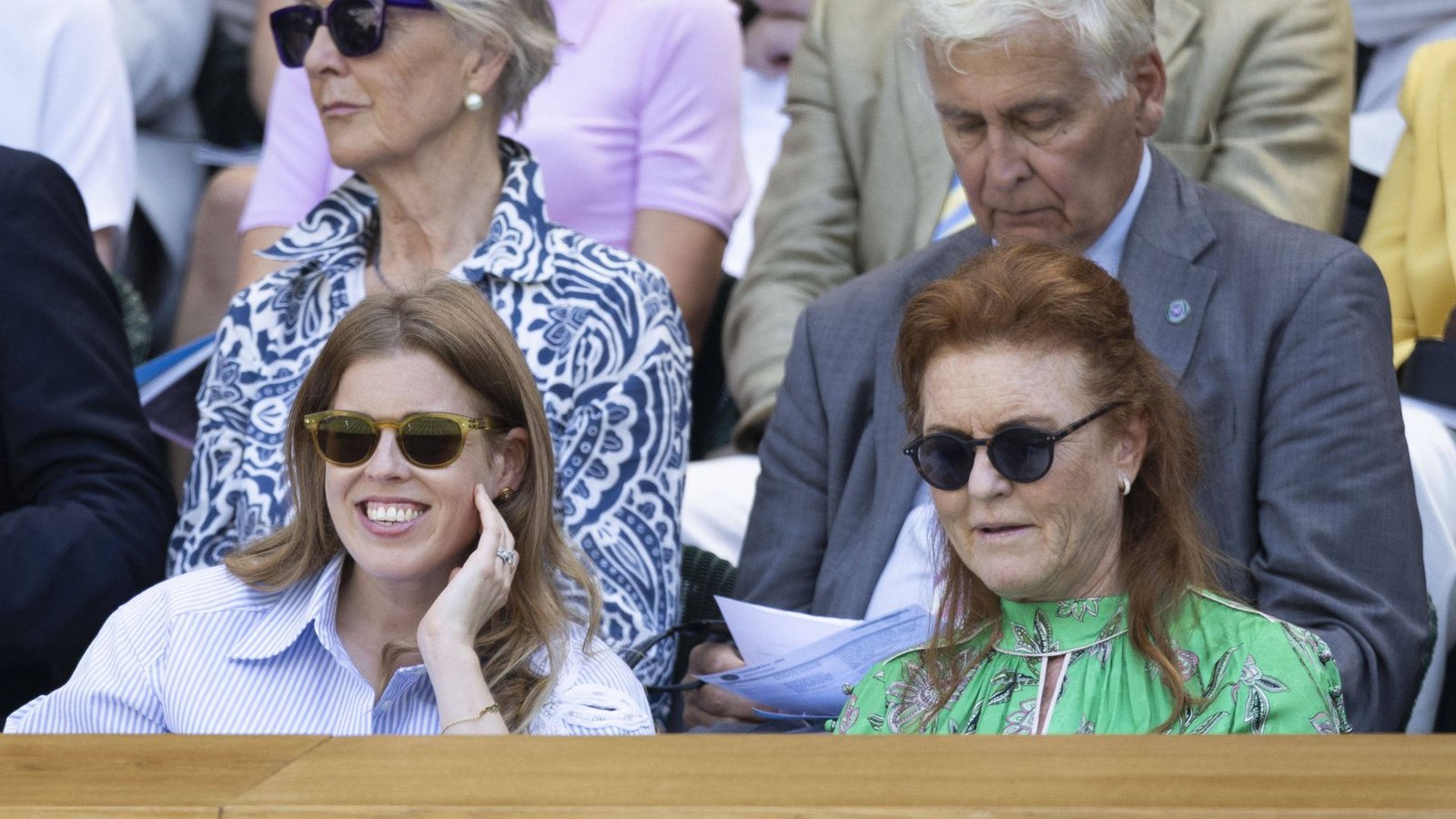 Auch die Nichte des Königs, Prinzessin Eugenie (links), und ihre Mutter Sarah „Fergie“ Ferguson sahen das Spiel zwischen dem Italiener Fabio Fognini und Carlos Alcaraz aus Spanien.Foto: IMAGO/i Images
