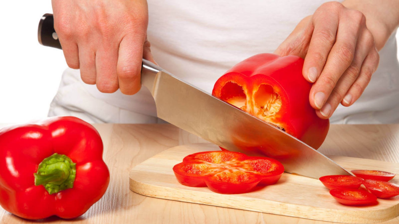 In diesem Artikel zeigen wir Ihnen, wie Sie Paprika schnell und einfach schneiden und entkernen können.Foto: Maryna Pleshkun / Shutterstock.de In diesem Artikel zeigen wir Ihnen, wie Sie Paprika schnell und einfach schneiden und entkernen können.Foto: Maryna Pleshkun / Shutterstock.de