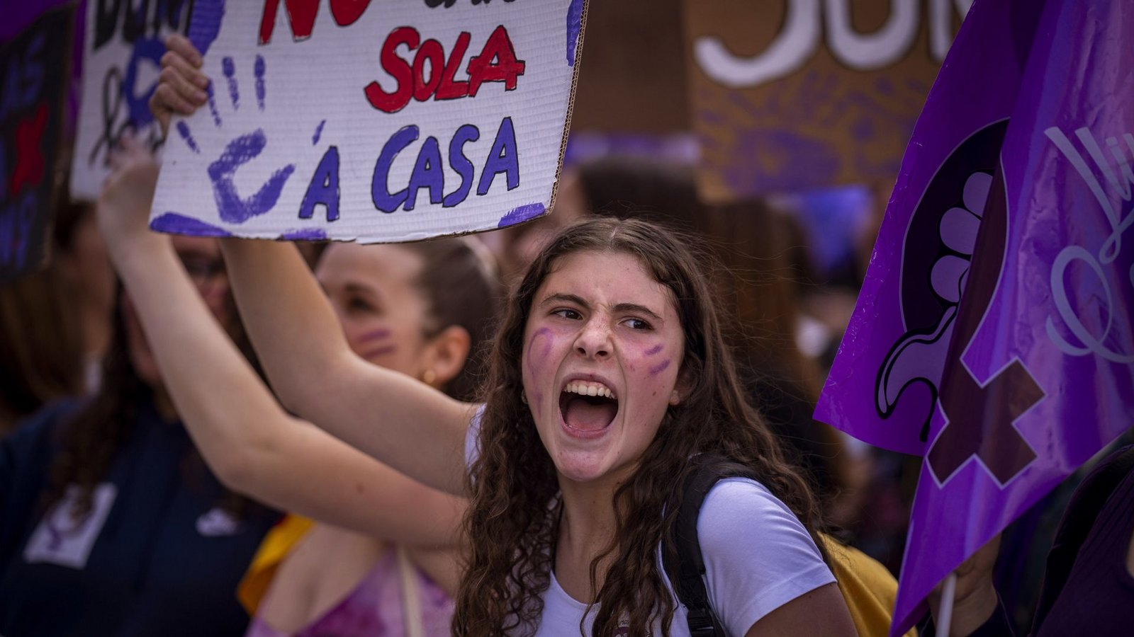 In Barcelona (Spanien) nehmen Studentinnen an einer Kundgebung anlässlich des Internationalen Frauentags teil.Foto: dpa/Emilio Morenatti In Barcelona (Spanien) nehmen Studentinnen an einer Kundgebung anlässlich des Internationalen Frauentags teil.Foto: dpa/Emilio Morenatti