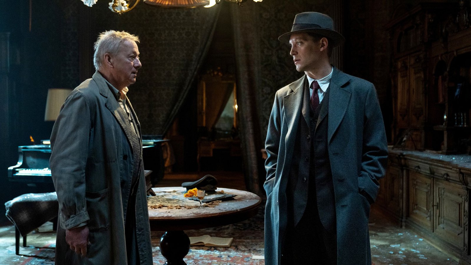 Wer hat den Mörder gesehen? Der Ermittler Jan Morava (Jonas Nay) befragt den Hausmeister (Markus Hering, li.).Foto: ARD Degeto Film/NDR/Servus TV/Ca