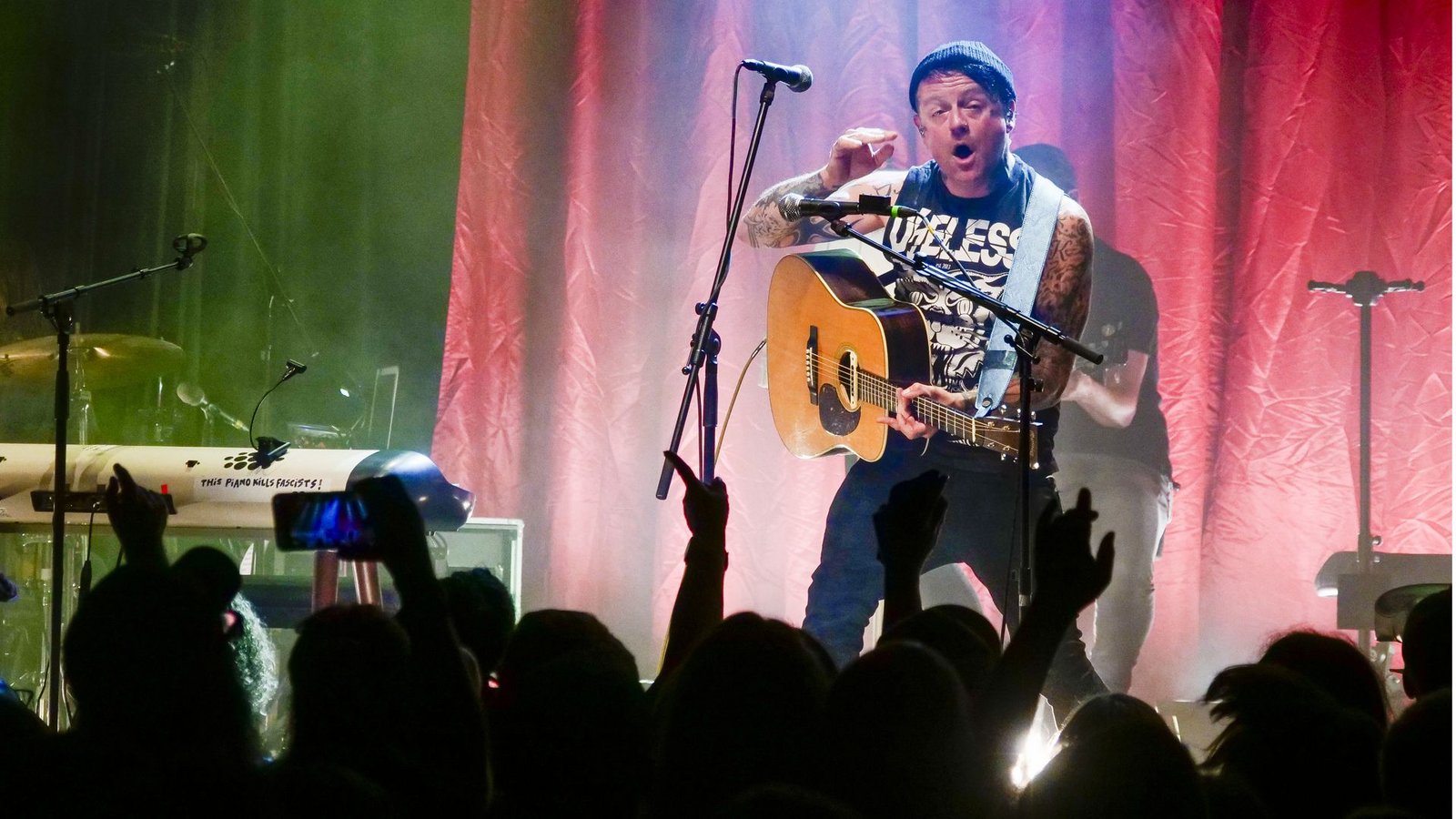 Wohnzimmer auf der Bühne: die Donots im Ludwigsburger Scala.Foto: Simon Granville Wohnzimmer auf der Bühne: die Donots im Ludwigsburger Scala.Foto: Simon Granville