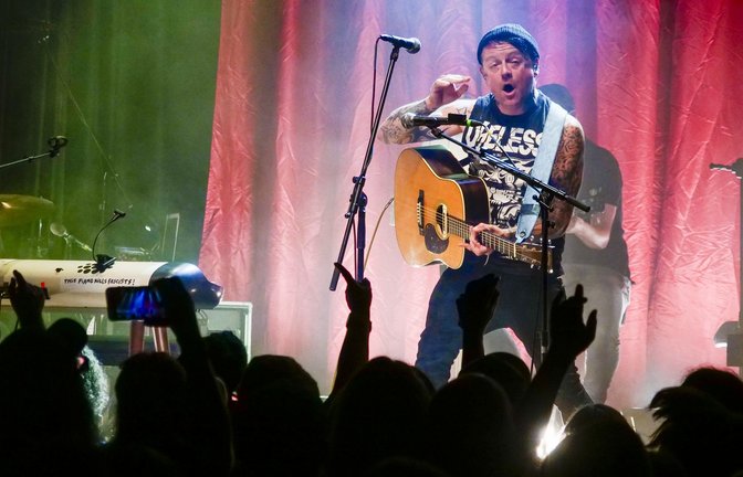 Wohnzimmer auf der Bühne: die Donots im Ludwigsburger Scala.<span class='image-autor'>Foto: Simon Granville</span>