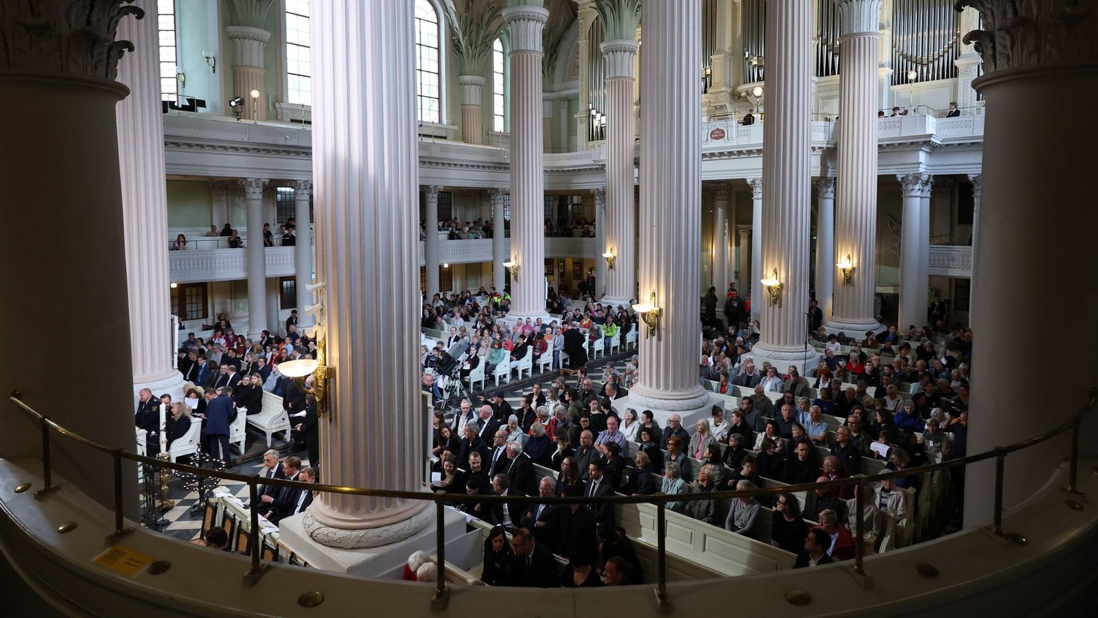Viele Menschen haben an einer Gedenkveranstaltung in der Leipziger Nikolaikirche teilgenommen.Foto: Jan Woitas/dpa Viele Menschen haben an einer Gedenkveranstaltung in der Leipziger Nikolaikirche teilgenommen.Foto: Jan Woitas/dpa