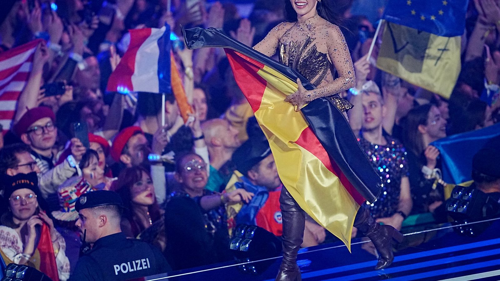 Sarah Engels aus Deutschland kommt im Finale des 70. Eurovision Song Contest (ESC) in der Wiener Stadthalle auf die Bühne.Foto: Georg Hochmuth/APA/dpa Sarah Engels aus Deutschland kommt im Finale des 70. Eurovision Song Contest (ESC) in der Wiener Stadthalle auf die Bühne.Foto: Georg Hochmuth/APA/dpa