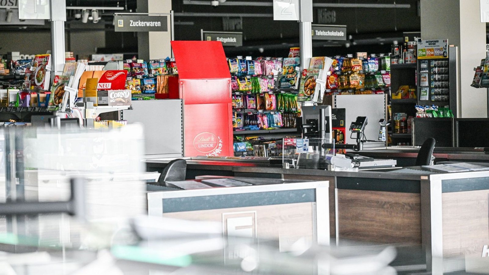 Ein Supermarkt in Wannweil im Landkreis Reutlingen ist von dem Stromausfall betroffen. Tausende gekühlte Lebensmittel müssen voraussichtlich entsorgt werden. Foto: Jason Tschepljakow/dpa +++ dpa-Bildfunk +++Foto: Jason Tschepljakow/dpa Ein Supermarkt in Wannweil im Landkreis Reutlingen ist von dem Stromausfall betroffen. Tausende gekühlte Lebensmittel müssen voraussichtlich entsorgt werden. Foto: Jason Tschepljakow/dpa +++ dpa-Bildfunk +++Foto: Jason Tschepljakow/dpa