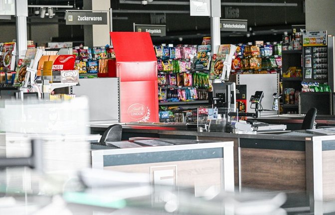 Ein Supermarkt in Wannweil im Landkreis Reutlingen ist von dem Stromausfall betroffen. Tausende gekühlte Lebensmittel müssen voraussichtlich entsorgt werden. Foto: Jason Tschepljakow/dpa +++ dpa-Bildfunk +++<span class='image-autor'>Foto: Jason Tschepljakow/dpa</span>