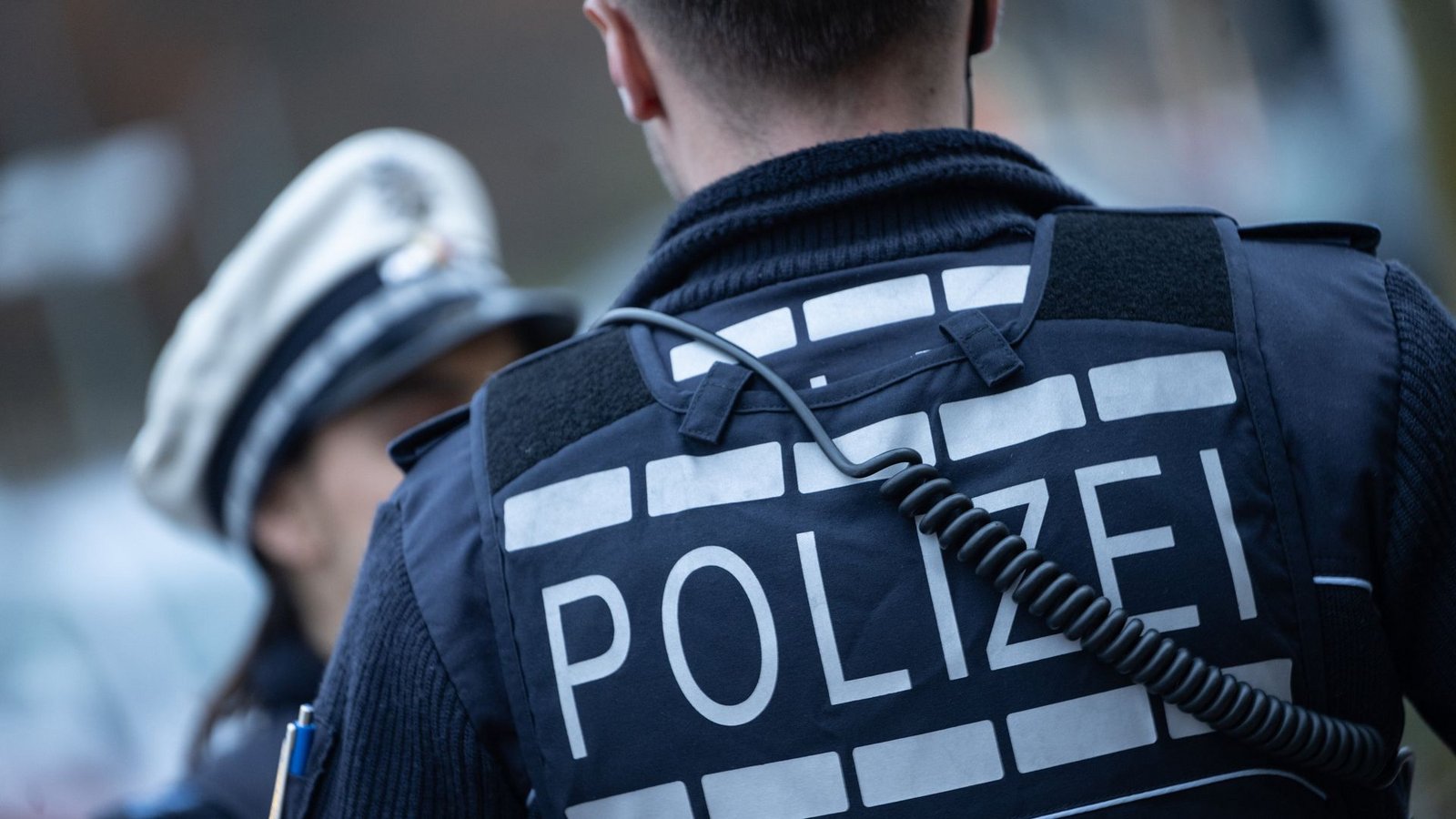 Reicht die Versorgung mit neuen Uniformteilen aus? Die DPolG hat ihre Zweifel, die Beschwerden häufen sich.Foto: dpa/Marijan Murat (Symbolbild) Reicht die Versorgung mit neuen Uniformteilen aus? Die DPolG hat ihre Zweifel, die Beschwerden häufen sich.Foto: dpa/Marijan Murat (Symbolbild)