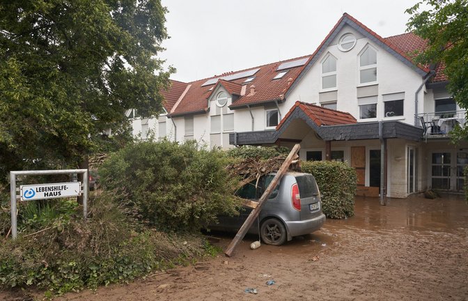 Starkregen führte im vergangenen Juli auch im Behindertenwohnheim Lebenshilfe-Haus in Sinzig zu extremen Überschwemmungen – und dem Tod von zwölf Bewohnern.<span class='image-autor'>Foto: dpa/Thomas Frey</span>