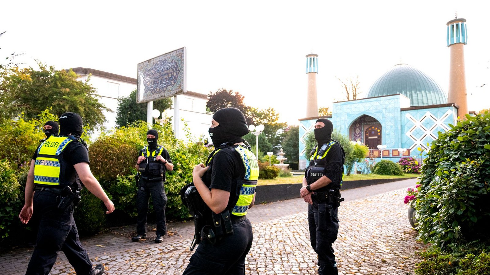 Razzia gegen das Islamische Zentrum Hamburg – einem Brückenkopf des Irans in Deutschland. Seit anderthalb Jahren ist es geschlossen.Foto: dpa Razzia gegen das Islamische Zentrum Hamburg – einem Brückenkopf des Irans in Deutschland. Seit anderthalb Jahren ist es geschlossen.Foto: dpa