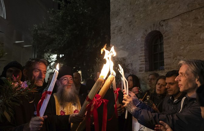 Orthodoxe Christen geben in Athen das Osterfeuer weiter. Der Brauch zählt zu den Höhepunkten ihres Osterfests und wird in der Nacht von Karsamstag auf Ostersonntag gefeiert.<span class='image-autor'>Foto: AP/Yorgos Karahalis</span>