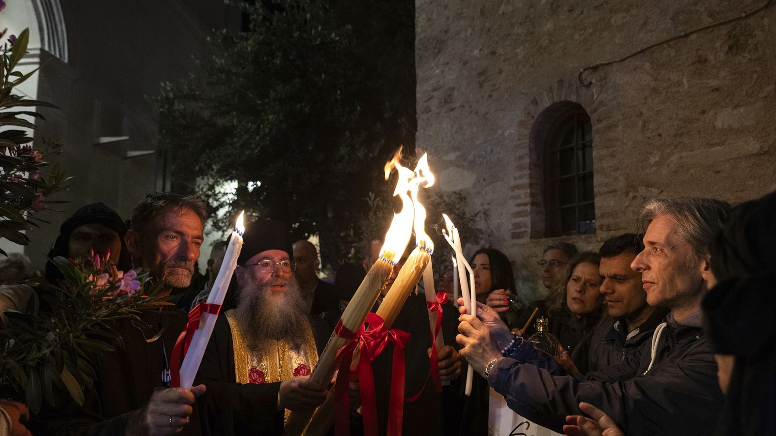 Orthodoxe Christen geben in Athen das Osterfeuer weiter. Der Brauch zählt zu den Höhepunkten ihres Osterfests und wird in der Nacht von Karsamstag auf Ostersonntag gefeiert.Foto: AP/Yorgos Karahalis Orthodoxe Christen geben in Athen das Osterfeuer weiter. Der Brauch zählt zu den Höhepunkten ihres Osterfests und wird in der Nacht von Karsamstag auf Ostersonntag gefeiert.Foto: AP/Yorgos Karahalis