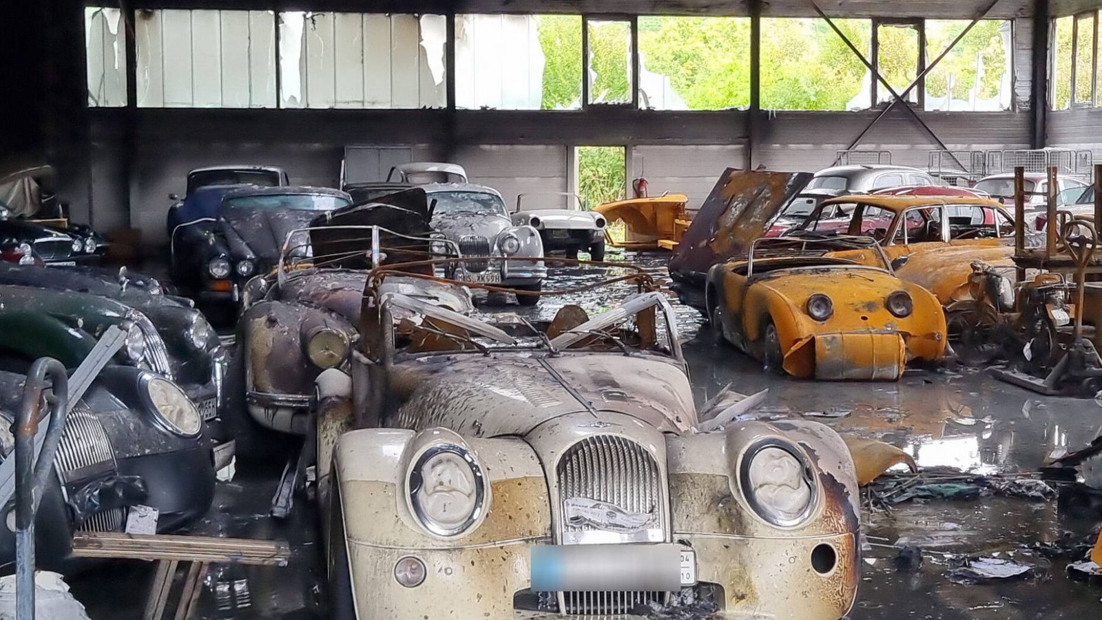 Das Feuer bei dem Elektrofahrzeughändler griff auf eine Nebenhalle über. Darin befanden sich Oldtimer.Foto: 7aktuell.de/ CV/7aktuell.de | CV Das Feuer bei dem Elektrofahrzeughändler griff auf eine Nebenhalle über. Darin befanden sich Oldtimer.Foto: 7aktuell.de/ CV/7aktuell.de | CV
