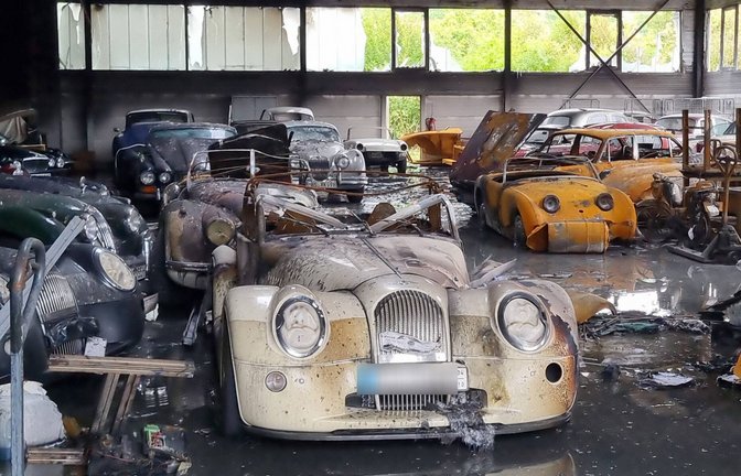 Das Feuer bei dem Elektrofahrzeughändler griff auf eine Nebenhalle über. Darin befanden sich Oldtimer.<span class='image-autor'>Foto: 7aktuell.de/ CV/7aktuell.de | CV</span>