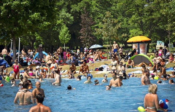 Je mehr Badegäste im Becken sind, desto mehr Frischwasser muss zugegeben werden.<span class='image-autor'>Foto: Lichtgut/Julian Rettig</span>