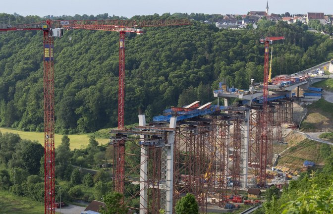 Nach dem Absturz einer Arbeitsgondel auf der Brückenbaustelle der Neckartalbrücke mit drei toten Bauarbeitern läuft die Ursachensuche.<span class='image-autor'>Foto: Marijan Murat/dpa</span>