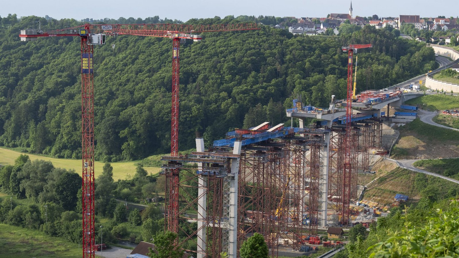 Nach dem Absturz einer Arbeitsgondel auf der Brückenbaustelle der Neckartalbrücke mit drei toten Bauarbeitern läuft die Ursachensuche.Foto: Marijan Murat/dpa