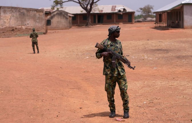 Sowohl kriminelle Banden als auch Terrormilizen entführen immer wieder Schulkinder in Nigeria. (Archivbild)<span class='image-autor'>Foto: Sunday Alamba/AP/dpa</span>