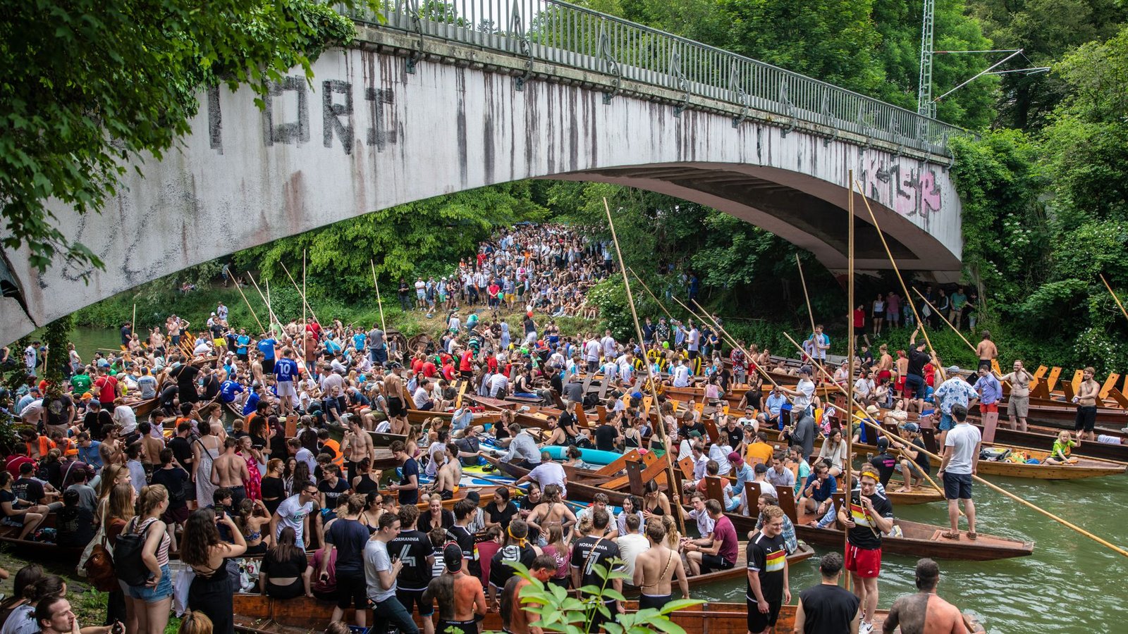 Ursprünglich war es als Veranstaltung von Verbindungsstudenten für Verbindungsstudenten gedacht. Doch inzwischen darf jeder mitmachen, der einen Stocherkahn besitzt – von der Zahnmedizin-Fachschaft bis zu privaten Rennteams.Foto: dpa/Christoph Schmidt