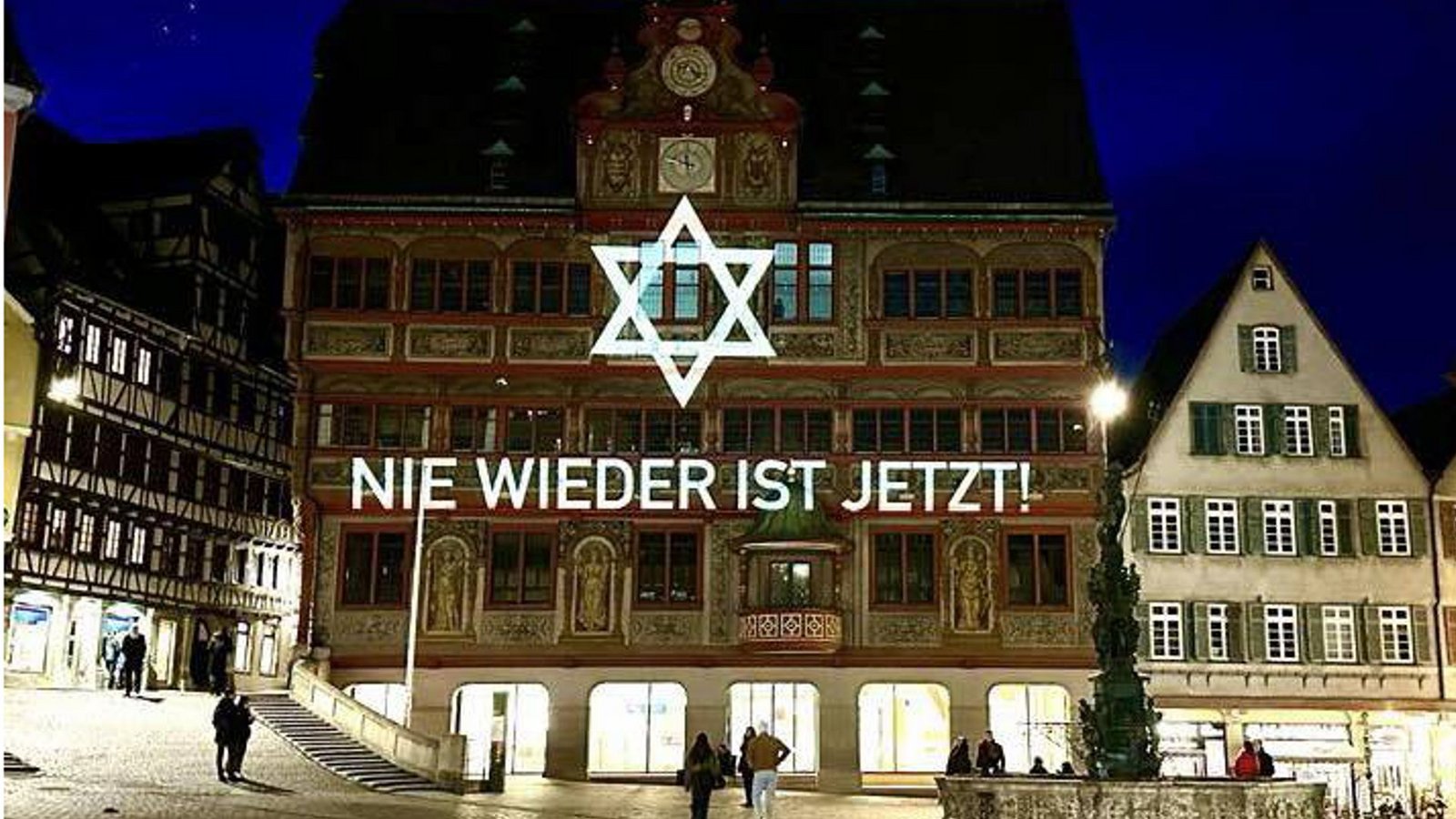 Eine Lichtinstallation am Tübinger Rathaus soll die Solidarität demonstrieren. Die Israel-Flagge hängt da schon nicht mehr am Mast (links).Foto: FB/oh Eine Lichtinstallation am Tübinger Rathaus soll die Solidarität demonstrieren. Die Israel-Flagge hängt da schon nicht mehr am Mast (links).Foto: FB/oh