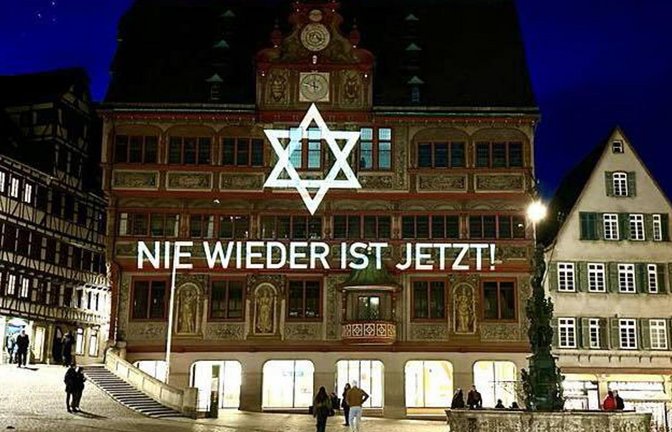 Eine Lichtinstallation am Tübinger Rathaus soll die Solidarität demonstrieren. Die Israel-Flagge hängt da schon nicht mehr am Mast (links).<span class='image-autor'>Foto: FB/oh</span>