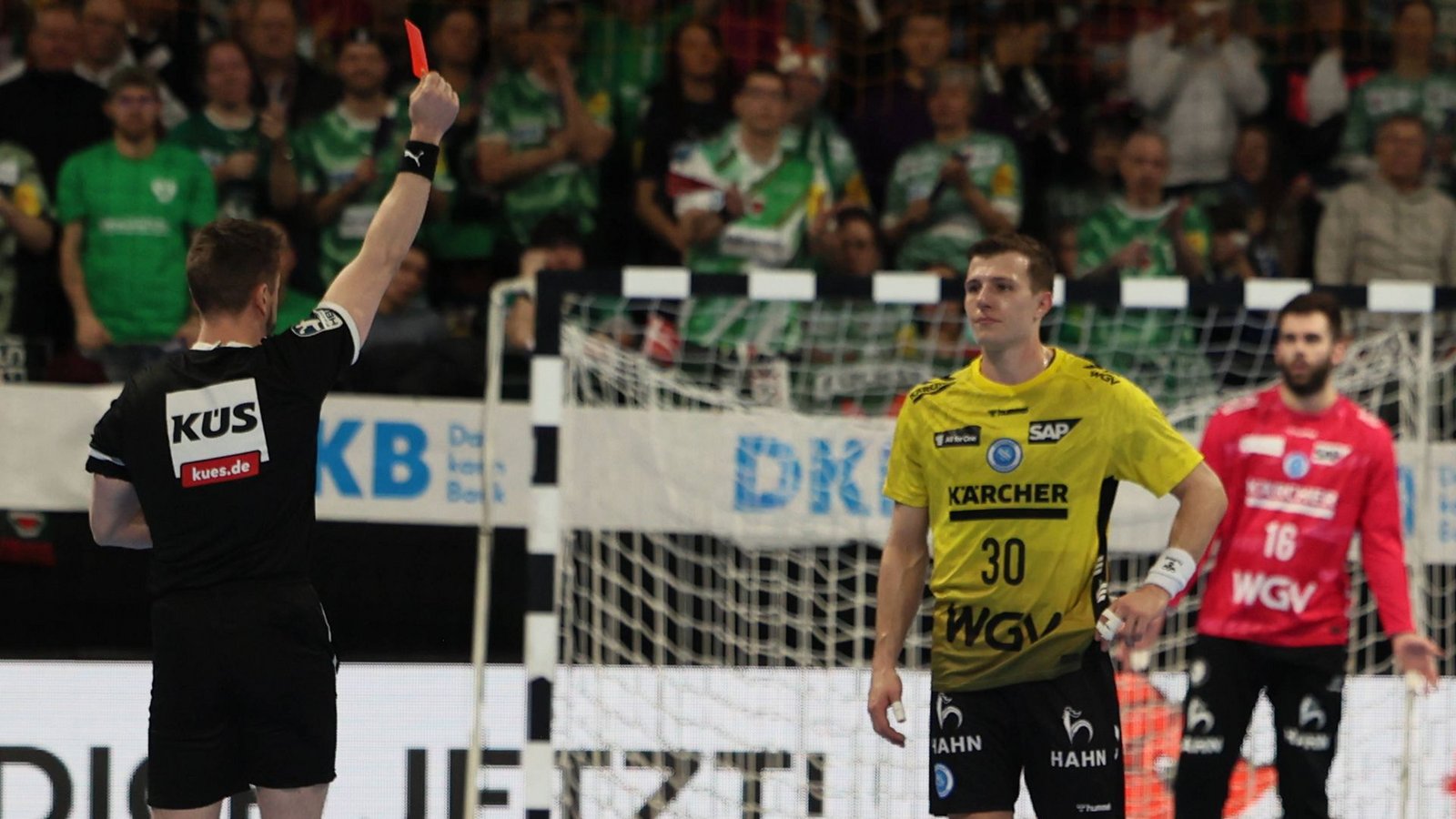 Marco Mengon sieht eine von insgesamt drei Rote Karten für den TVB Stuttgart beim Bundesligaspiel in Berlin.Foto: IMAGO/Foto Lächler Marco Mengon sieht eine von insgesamt drei Rote Karten für den TVB Stuttgart beim Bundesligaspiel in Berlin.Foto: IMAGO/Foto Lächler