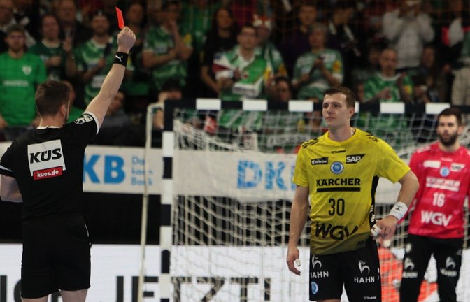 Marco Mengon sieht eine von insgesamt drei Rote Karten für den TVB Stuttgart beim Bundesligaspiel in Berlin.<span class='image-autor'>Foto: IMAGO/Foto Lächler</span>