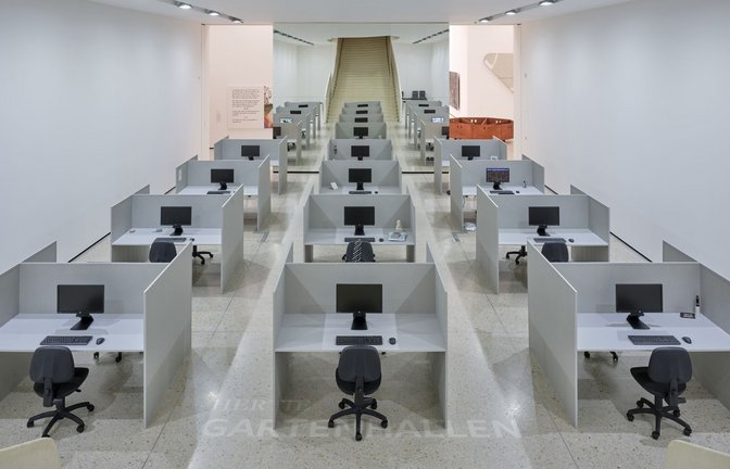 So sieht Arbeit 2026 häufig aus. Emlgreen & Dragset haben die Arbeitskojen ins Frankfurt Städel transferiert.<span class='image-autor'>Foto: Städel Museum/Norbert Miguletz</span>