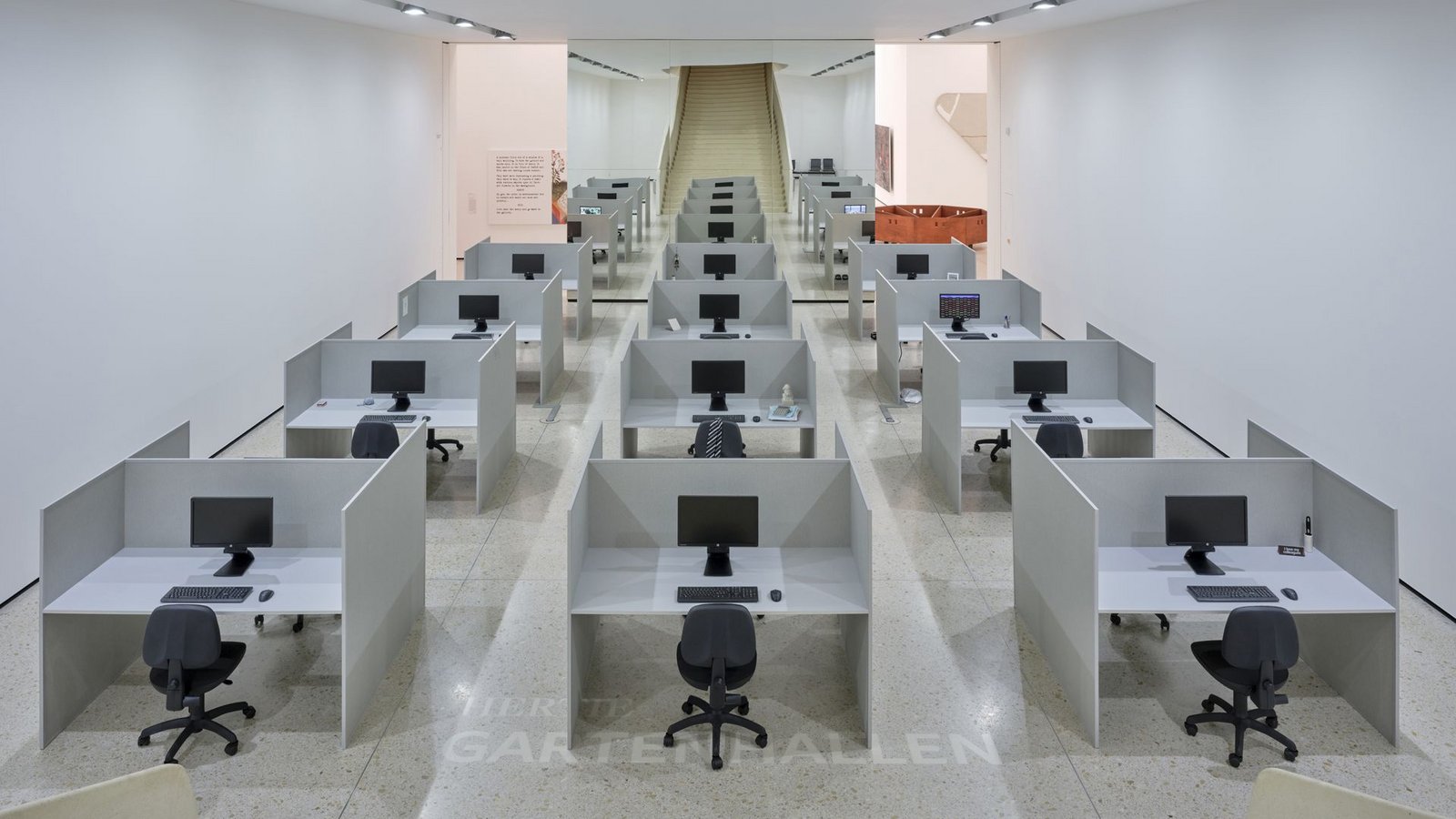 So sieht Arbeit 2026 häufig aus. Emlgreen & Dragset haben die Arbeitskojen ins Frankfurt Städel transferiert.Foto: Städel Museum/Norbert Miguletz